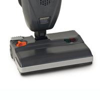 Gros plan sur la tête de brosse TASKI AERO UP Power pour aspirateur de sol de Diversey Deutschland GmbH & Co. OHG, avec les boutons de commande et les roulettes mis en évidence sur fond blanc – idéale pour un nettoyage efficace. Conditionnement : 1 pièce.