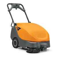 La TASKI balimat 2300 RTU di Diversey Deutschland GmbH è una spazzatrice aspirante a guida manuale destinata alla pulizia quotidiana di superfici di medie dimensioni; include 2 spazzole a rullo, spazzole laterali, una batteria da 42,5 Ah e un caricabatterie.