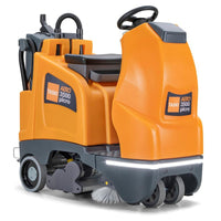 Il TASKI AERO 3500µicro B BMS Li 150 di Diversey è un aspirapolvere compatto con sedile, di colore arancione e grigio, basato sul modello swingo 2100, dotato di sedile, volante, batterie agli ioni di litio, caricabatterie integrato e spazzole e ruote anteriori a vista.