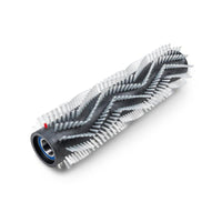 La brosse cylindrique TASKI Ultimaxx pour béton lavé (65 cm) de Diversey Deutschland GmbH & Co. OHG est une brosse cylindrique de rechange destinée à la gamme Ultimaxx RB. Elle est dotée de poils blancs coudés en zigzag, d'un cœur noir et d'un détail rouge ; elle est idéale pour le nettoyage du béton lavé.