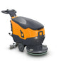 Die TASKI ULTIMAXX 900 SD50 P BMS 13A gel ready von Diversey Deutschland GmbH & Co. OHG ist ein orange-grauer Industriebodenschrubber mit Lenker, Rädern, einer Frontschrubbbürste und seitlichen Bedienknöpfen für eine effektive Reinigung. Packung: 1 Stück.