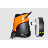 Un TASKI Ecobot 40/50P arancione e nero è parcheggiato davanti a una semplice parete di colore grigio chiaro, accanto a un’alta stazione di ricarica bianca Diversey TASKI GS 40/50 (stazione di ricarica per il TASKI Ecobot 40/50P, 1 pezzo).