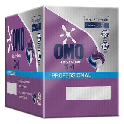 Eine lila-weiße Schachtel von Omo Professional Active Clean 3in1 Kapseln von Diversey Deutschland GmbH & Co. OHG, die das Produktbild, die Markenlogos, die Angaben zur Fleckentfernung und den mehrsprachigen Text auf der Verpackung zeigt.