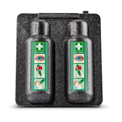 L'armoire chauffante Orkla Wound Care AB pour rinçage oculaire 500x2 (1 paquet) contient deux flacons de rinçage oculaire dans un plateau noir, chacun avec une étiquette verte et un guide illustré - parfait pour le traitement de premiers secours des blessures oculaires.