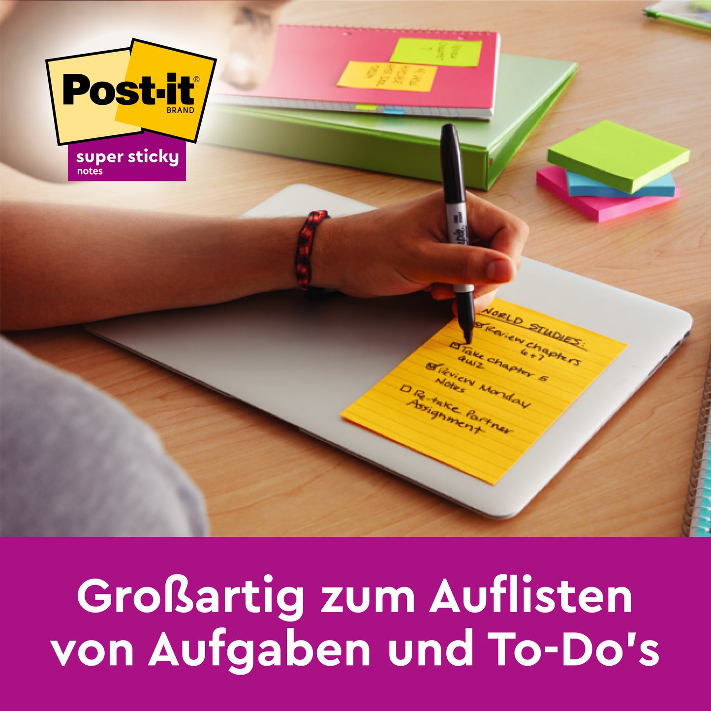 Auf einem geschlossenen Laptop schreibt jemand Aufgaben auf eine gelbe Post-it® Super Sticky Note im Großformat (101x152mm, liniert). Farbige Notizbücher, Stift und mehrfarbige 3M Super Sticky Notes liegen daneben. Text: "Großartig zum Auflisten von Aufgaben und To-Do's.