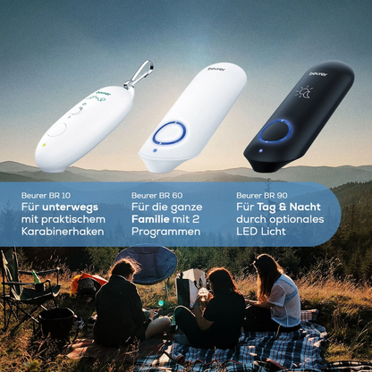 Le Beurer GmbH BR 60 Insektenstichheiler est présenté au-dessus d'une scène de camping avec un mousqueton, deux programmes et une lumière LED optionnelle - idéal pour le traitement des piqûres d'insectes en extérieur.