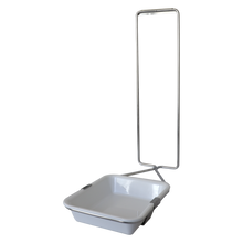 Die Dr. Schnell Abtropfschale für Spender von DR.SCHNELL GmbH & Co. KGaA ist eine rechteckige weiße Abtropfschale aus Kunststoff, die an der Basis eines hohen, rechteckigen Metallrahmens befestigt ist, der aufrecht vor einem schlichten weißen Hintergrund steht.