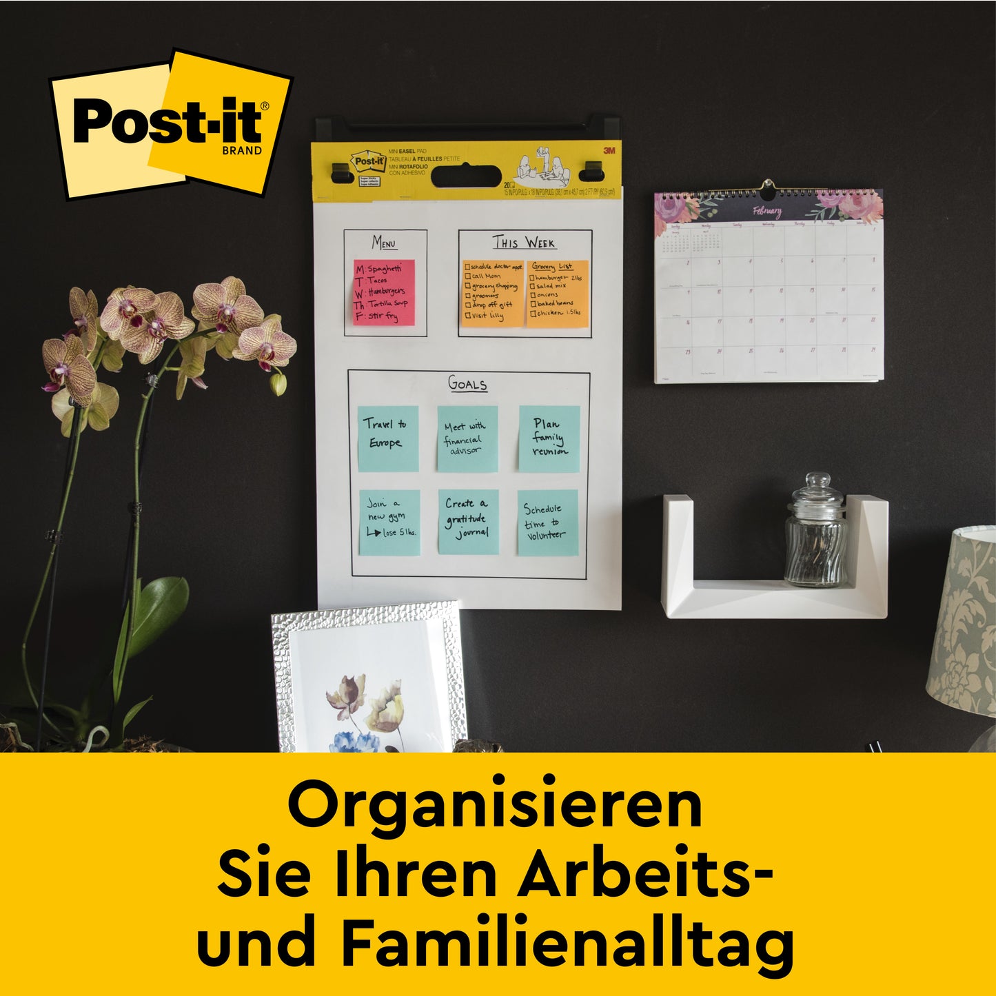 Eine Bürowand mit dem Post-it® Super Sticky selbsthaftendes Meeting Chart/Flipchart 559 von 3M Deutschland GmbH (63,5 x 76,2 cm), Monatskalender, Regal mit Glas, Orchidee und Fotos. Text: "Organisieren Sie Ihren Alltag.