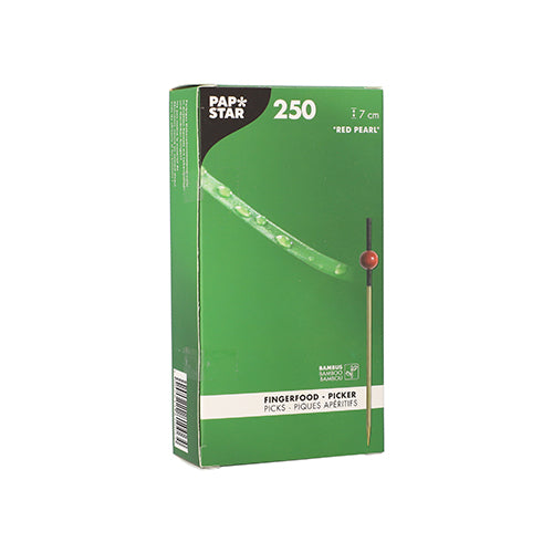 In einer grünen Box mit der Aufschrift „PAPSTAR 250 Fingerfood-Picker“ der PAPSTAR GmbH befinden sich umweltfreundliche, biologisch abbaubare Bambusspieße mit einer roten Perle, die ein Bambusmotiv trägt und auf das Material Bambus hinweist.