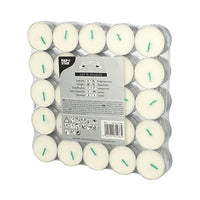 Una confezione da 50 bianchi PAPSTAR Candeline da tè (100% stearina, Ø 37,2 mm, 15,5 mm) della PAPSTAR GmbH - disposti in cinque file da dieci e confezionati in plastica con etichette multilingue e avvertenze sul lato anteriore.