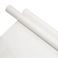 Eine Rolle PAPSTAR Tischdecke, Papier, 8 m x 118 cm, weiß (PAPSTAR GmbH), wird auf einem passenden Bogen weißer Papiertischdecke mit glatter, fein strukturierter Oberfläche vor weißem Hintergrund präsentiert.
