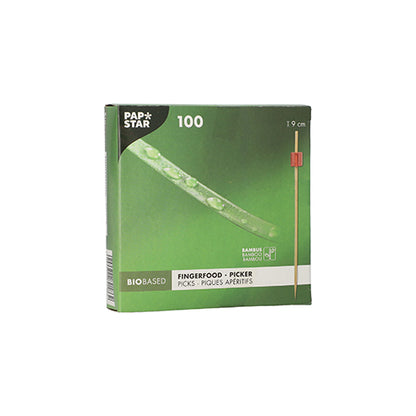 Die grüne Box "PAPSTAR 100 Fingerfood - Picker" der PAPSTAR GmbH enthält 100 Bambuspickel mit einer Länge von je 9 cm. Die biobasierte Verpackung zeigt einen Picker mit roter Spitze, ideal zum Servieren von Fingerfood Spieße auf jedem Event.