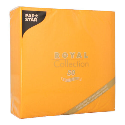 Eine Packung mit 50 PAPSTAR Servietten "ROYAL Collection" 1/4-Falz 40 x 40 cm terracotta Servietten von PAPSTAR GmbH, Farbe orange, in Plastik verpackt mit goldenem und weißem Text auf der Vorderseite.