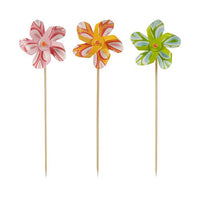 Trois PAPSTAR Des piques décoratifs « Moulin à vent » (17,5 cm), composés chacun de cinq pétales colorés, sont disposés en rangée sur un fond blanc. Ces piques décoratifs pour fêtes proviennent de la PAPSTAR GmbH, couleurs assorties, idéales pour la décoration (50 pièces par paquet).