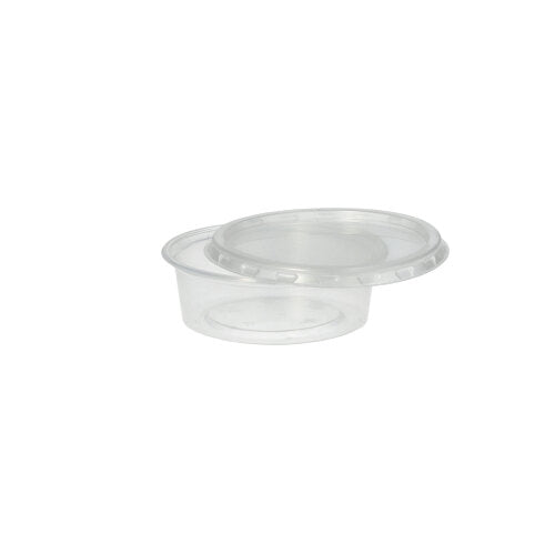 Ein Starpak 50 Dressingbecher, PP rund Ø 7,1 cm transparent mit passendem durchsichtigen Deckel steht leicht angelehnt auf einem schlichten weißen Hintergrund – ideal für den Catering-Service.