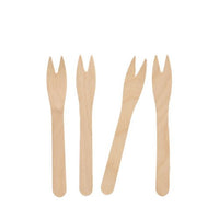 Vier PAPSTAR Snack-Gabeln aus Holz "pure", 12,1 cm von PAPSTAR GmbH sind senkrecht auf weißem Untergrund angeordnet - ideal für umweltfreundliches Catering und stilvolles Servieren (Papptray, 500 Stück).