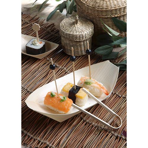 The "pure" wooden boats from PAPSTAR GmbH from the 50 finger food tray series serve sushi stylishly: three types (salmon, shrimp, seaweed roll) on wooden skewers. The natural trays offer an eco-friendly presentation.