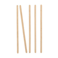 Cinq PAPSTAR Des bâtonnets mélangeurs en bois certifié FSC®, de 17,8 cm, sont disposés verticalement sur un fond blanc ; le deuxième à partir de la gauche est incliné vers la droite.