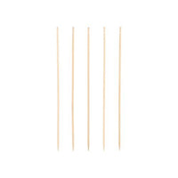 Cinq PAPSTAR Des pics à amuse-bouches « pure », de 15 cm, au design élégamment tourné, sont disposés verticalement sur un fond blanc. Les pics en bois de PAPSTAR Les assiettes de la GmbH ont un bord effilé et un fond arrondi : elles sont parfaites pour la restauration.