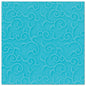 Die PAPSTAR GmbH 50 Servietten "ROYAL Collection" 1/4-Falz 40 x 40 cm türkis sind quadratische türkisfarbene Servietten mit einem geprägten Wirbel- und Rankenmuster, das die Oberfläche gleichmäßig bedeckt.
