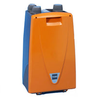 Un générateur de mousse vertical et rectangulaire fonctionnant sur 230 V (de la marque Diversey Deutschland GmbH & Co. OHG) destiné au modèle TASKI ergodisc 165/duo ; de couleur orange et bleue, muni de deux boutons de commande gris sur le dessus, d'une poignée à l'avant et d'une petite étiquette « Taski » près de la base.