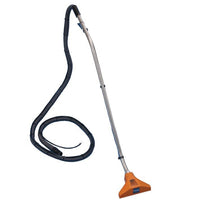 Il set di accessori aquamat 20, 30 di Diversey Deutschland è dotato di un tubo di spruzzatura lungo 3,5 m, di un manico metallico in tre parti e di un ugello orientabile – qui con la testina arancione su sfondo bianco – perfetto per la pulizia professionale dei tappeti. La confezione contiene 1 pezzo.