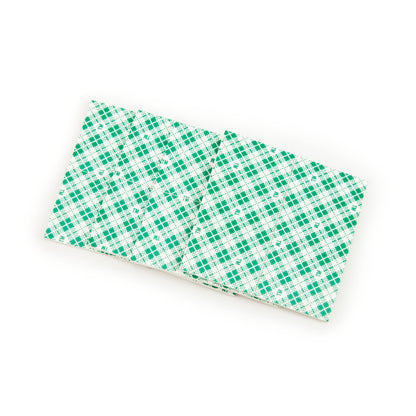 Ein Paar Scotch-FIX™ Doppelseitige Innenmontagequadrate 4496-ST16-P (25 mm x 25 mm, 16 Stück/Packung) von 3M Deutschland GmbH mit grün-kariertem Muster bieten starke Klebekraft für sichere Befestigung im Innenbereich.