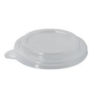 Il coperchio Starpak 50 per insalatiere, PS "To Go" Ø 12,5 cm · 2,1 cm trasparente (50 pezzi) è un coperchio rotondo trasparente con linguetta laterale, perfetto per insalatiere o contenitori da asporto. Fotografato su uno sfondo bianco semplice.