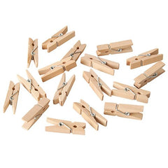 Une boîte de 100 PAPSTAR Mini-pinces en bois (3,5 cm), idéales pour les projets de bricolage, de PAPSTAR GmbH est dispersé sur un fond blanc.