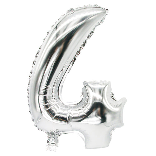 Le ballon en aluminium PAPSTAR 35 cm x 20 cm argent de PAPSTAR GmbH en forme du chiffre quatre se distingue sur un fond blanc simple - idéal pour des décorations modernes.