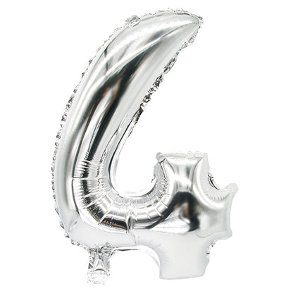 Le ballon en aluminium PAPSTAR 35 cm x 20 cm argent de PAPSTAR GmbH en forme du chiffre quatre se distingue sur un fond blanc simple - idéal pour des décorations modernes.