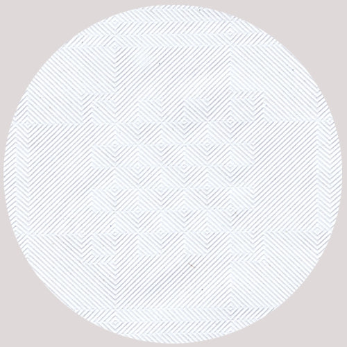 Un motif circulaire de fines lignes grises diagonales forme des losanges géométriques et crée un effet visuel sur la nappe en papier avec gaufrage damassé, blanc (50 m x 0,8 m) de PAPSTAR - idéal pour la décoration de table élégante de PAPSTAR GmbH.