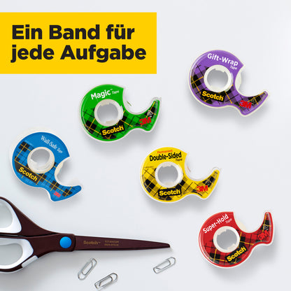 Das Scotch® Magic™ Unsichtbares Klebeband (19 mm x 25 m, 1 Rolle auf Handabroller mit 5 m GRATIS) von 3M Deutschland GmbH liegt mit Schere und Büroklammern auf Weiß; eine gelbe Box zeigt "Ein Band für jede Aufgabe".