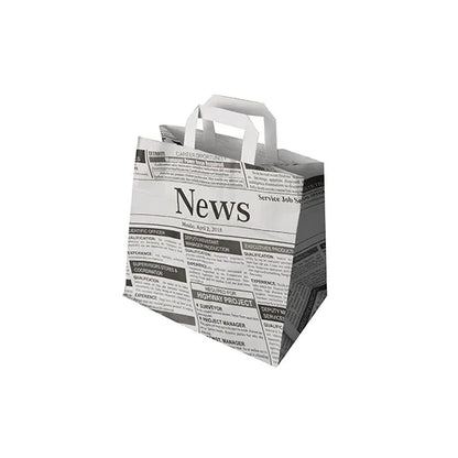 Die PAPSTAR 50 Tragetaschen der PAPSTAR GmbH sind umweltfreundliche Papiertaschen mit Henkeln, die ein schwarz-weißes Zeitungsmotiv mit Schlagzeilen und Artikeln auf weißem Grund zeigen.