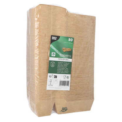 Una pila di 80 vaschette marroni, 2 sezioni PAPSTAR "pure" per patatine fritte è avvolta in pellicola trasparente; l'etichetta frontale della PAPSTAR GmbH mostra informazioni sul prodotto, simboli di riciclaggio e indica che sono ecologiche e 100% fair.