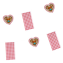 Die PAPSTAR Flaggenkette Papier "Hüttengaudi" (4 m) der PAPSTAR GmbH ist eine festliche Partydekoration mit rot-weiß karierten Fahnen und herzförmigen Lebkuchenmotiven, die mit weißem und blauem Zuckerguss verziert sind. Der Hintergrund ist einfarbig weiß.