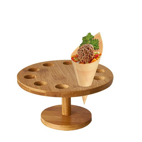 Il supporto per coni, bambù rotondo Ø 18 cm, di PAPSTAR GmbH offre spazio per 10 coni - ideale per presentazioni eleganti di snack su sfondo bianco.