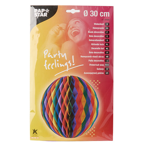 Auf der Verpackung der PAPSTAR GmbH befindet sich ein farbenfroher 30 cm großer PAPSTAR Wabenball schwer entflammbar mit dem Text „Partygefühle!“ und zwei lachenden Menschen sowie mehrsprachigen Übersetzungen.