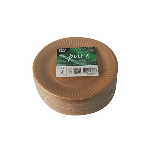 Ein Stapel brauner, runder PAPSTAR 100 Teller "pure" aus Pappe mit grünem Label von PAPSTAR GmbH zeigt Marke und ökofreundliche Infos; die FSC-zertifizierten Teller sind ordentlich vor weißem Hintergrund arrangiert.