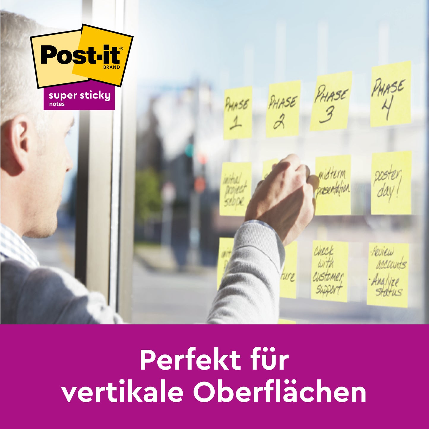 Eine Person klebt Post-it® Super Sticky Notes, Gelb (76x127 mm) von 3M auf eine Glasscheibe. Perfekt für vertikale Oberflächen - 90 Blatt/Block, 14 Blöcke + 2 gratis, 100% PEFC. Ideal als Notizzettel oder Haftnotizen.