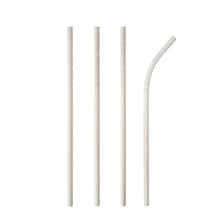 Vier PAPSTAR 100 Trinkhalme Papier „pure“ (Ø 6 mm, 20 cm) der PAPSTAR GmbH sind vertikal auf weißem Hintergrund angeordnet; drei sind gerade, einer am oberen Ende gebogen – eine nachhaltige Alternative zu Plastikstrohhalmen.