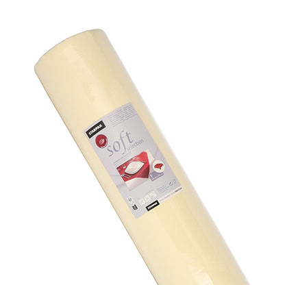Bei der Starpak Tischdecke „Soft Selection“ handelt es sich um eine cremefarbene, stoffähnliche Vlies-Tischdecke (40 m x 1,18 m), die gerollt mit einem Etikett mit Bettwäschemotiven auf weißem Hintergrund abgebildet ist.