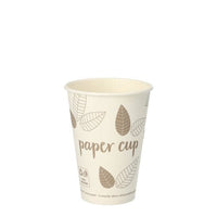 Un beige PAPSTAR 80 gobelets en carton « pure » de la PAPSTAR GmbH, avec un motif de feuilles et l'inscription « Paper Cup », se dresse sur un fond blanc – idéal comme gobelet jetable respectueux de l'environnement.