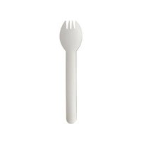 Un seul blanc PAPSTAR Une cuillère « pure » (16 cm), fabriquée dans un matériau écologique et résistant, trône au centre d'un fond blanc. La vaisselle jetable de la PAPSTAR GmbH allie les caractéristiques d'une cuillère et d'une fourchette à un bol arrondi et trois dents.
