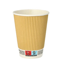 Una marrone PAPSTAR Bicchiere in cartone (Ø 9 cm, altezza 11 cm) con interno bianco e design a coste “Ripple Wall”, su cui sono riportati una scritta e simboli “No Plastic” nella parte inferiore. Il marchio è PAPSTAR GmbH; il set comprende 10 pezzi; sfondo bianco a tinta unita.