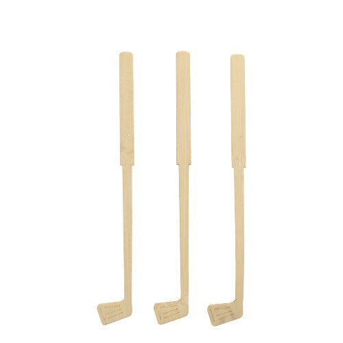 Trois PAPSTAR 100 mélangeurs de boissons en bambou « pur » de PAPSTAR GmbH, façonnés comme des clubs de golf, se tiennent debout en ligne sur un fond blanc.