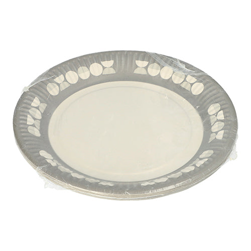 Una pila di PAPSTAR 10 piatti, cartone rotondo Ø 23 cm, della PAPSTAR GmbH, confezionati in pellicola trasparente. Ogni piatto usa e getta è decorato con un bordo discreto di foglie e punti – ideale per feste ed eventi.