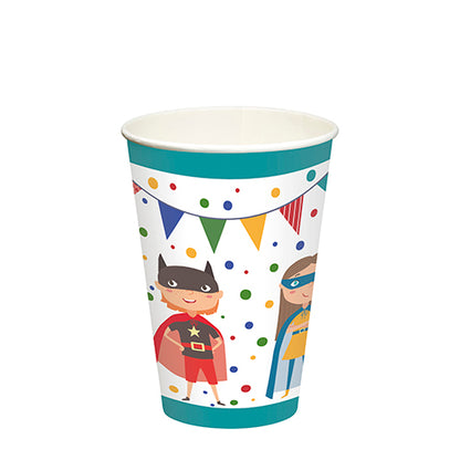 Der PAPSTAR 10 Trinkbecher (0,2 L, Ø 7 cm, Höhe 9,7 cm) aus Pappe von PAPSTAR GmbH ist umweltfreundlich und zeigt bunte Superhelden-Kinder, Polka Dots und Wimpelketten. Innen weiß mit blau-grünem Rand oben und unten.