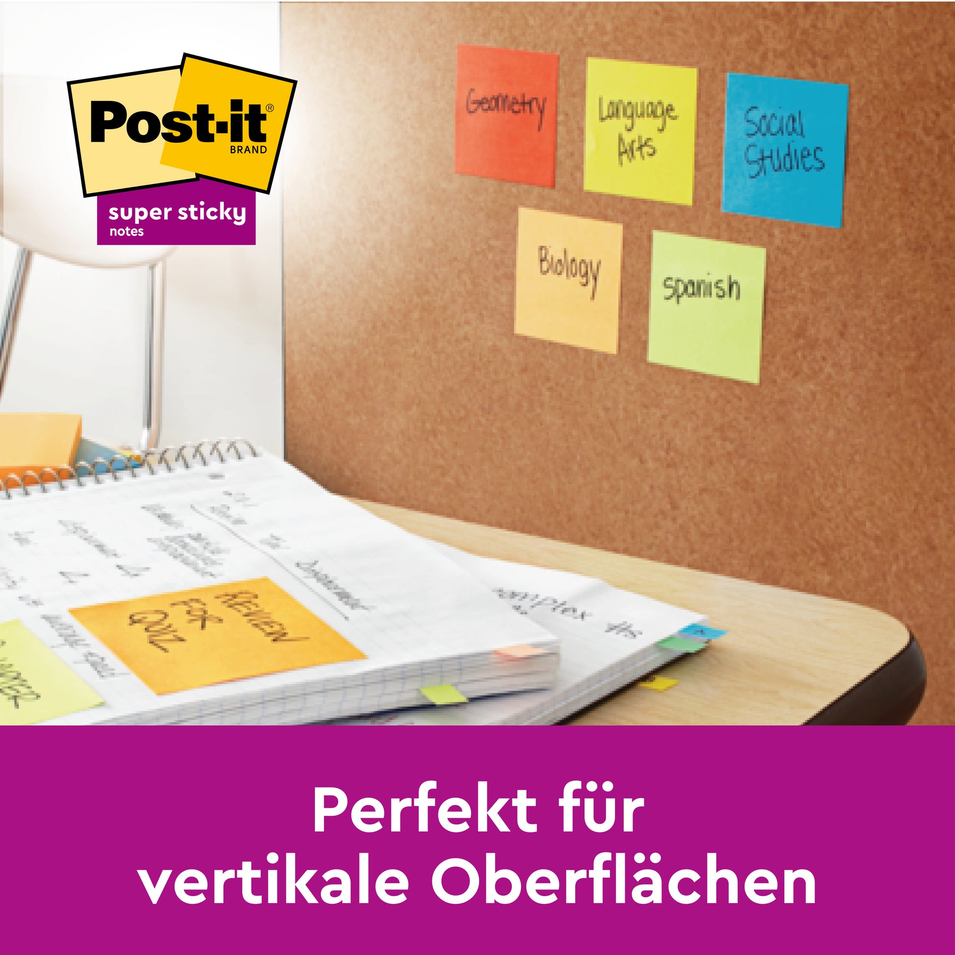 Eine Korkwand zeigt bunte Post-it® Super Sticky Notes (76 mm x 76 mm, 90 Blatt/Block) von 3M Deutschland GmbH mit den Aufschriften "Geometrie", "Sprachwissenschaften", "Sozialkunde", "Biologie" und "Spanisch". Text: Perfekt für vertikale Oberflächen.