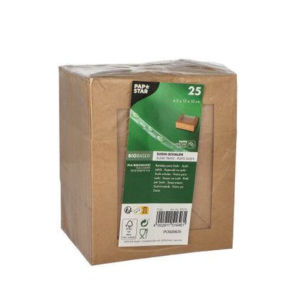 Un emballage en carton marron avec 25 plateaux à sushi PAPSTAR (rectangulaires) de la société PAPSTAR porte à l'avant des détails sur le produit, un code-barres et des symboles environnementaux, le dessus de l'emballage est transparent.